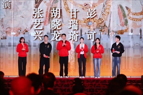 《受到召喚·敦煌》眾演員與現(xiàn)場觀眾互動交流。主辦方供圖