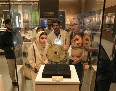 阿聯(lián)酋青年在良渚文化博物院參觀。中國銀行供圖