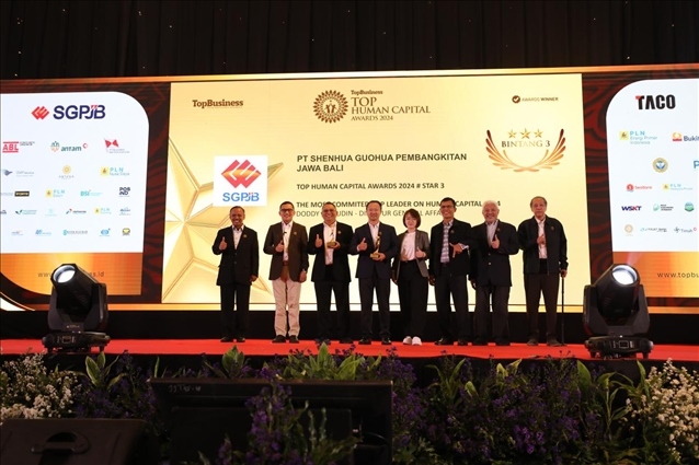 國能印尼爪哇發(fā)電公司董事長趙志剛（左四）與其他獲獎?wù)吆嫌?。國能印尼爪哇發(fā)電公司供圖