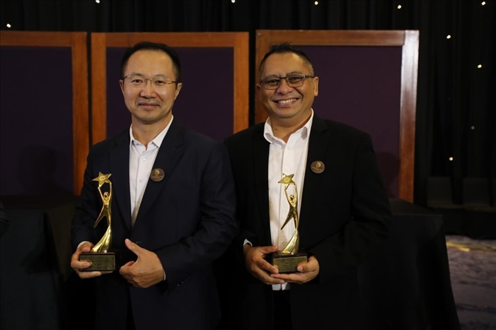 趙志剛與多迪獲獎后合影。國能印尼爪哇發(fā)電公司供圖