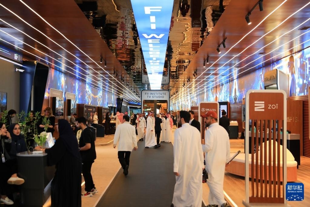 10月31日，在沙特阿拉伯首都利雅得，人們參加第八屆沙特“未來(lái)投資倡議”大會(huì)。新華社記者 隋先凱 攝