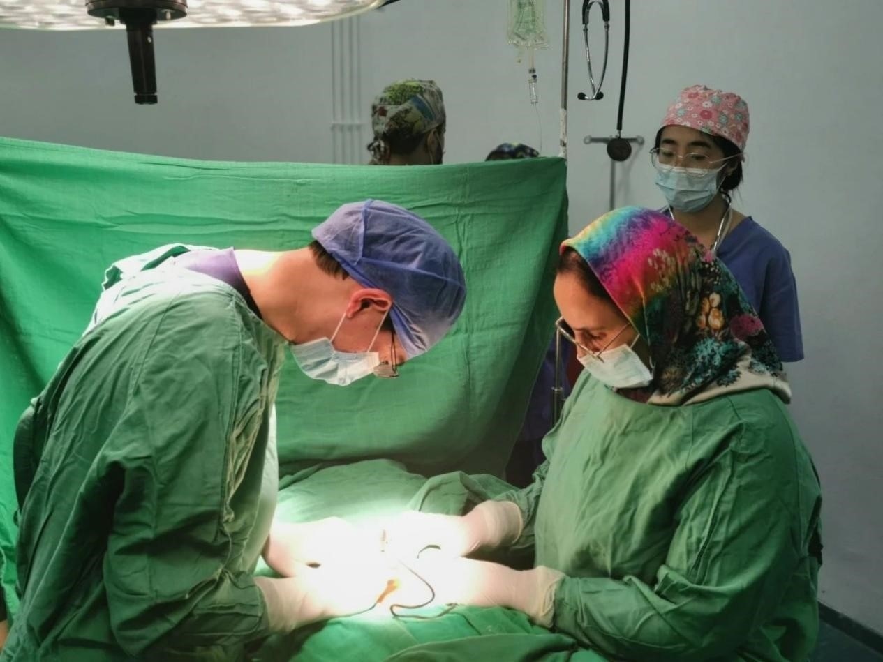 中國醫(yī)療隊(duì)員與當(dāng)?shù)蒯t(yī)生合作開展手術(shù)。第196批中國援助摩洛哥醫(yī)療隊(duì)塞達(dá)特分隊(duì)供圖