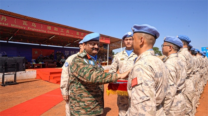 聯(lián)南蘇團部隊司令莫漢中將為維和官兵授勛。秦貴君攝