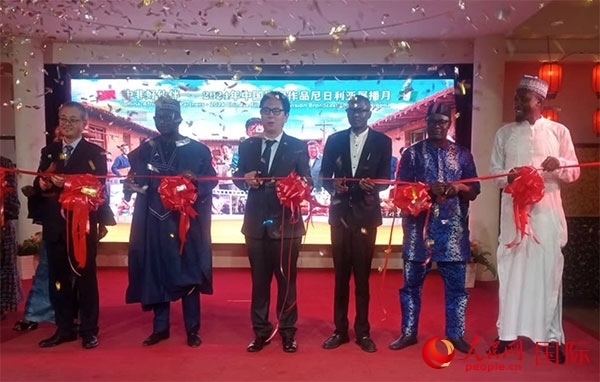 嘉賓們?yōu)橛耙曊共ピ禄顒?dòng)剪彩。人民網(wǎng)記者 姜宣攝