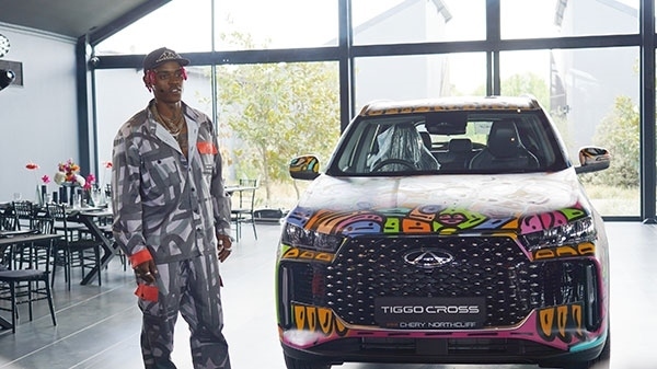 Samurai Farai和其汽車噴繪作品。人民網(wǎng) 張茜攝