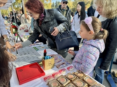 活動現(xiàn)場外賓體驗中國書法。 中國駐保加利亞大使館供圖。