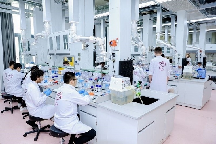 中外學生同堂做實驗。深北莫供圖