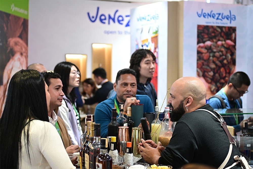 2023年11月9日，上海，觀眾在進博會委內(nèi)瑞拉館參觀、交流、洽談。