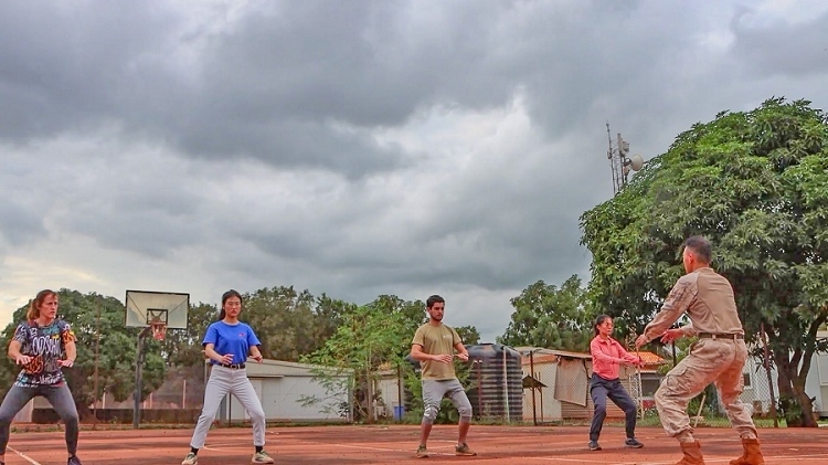 認(rèn)真學(xué)習(xí)動作。孫亞斌 攝