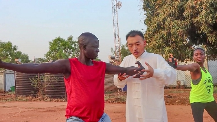 細(xì)心指導(dǎo)動作。馬騫攝