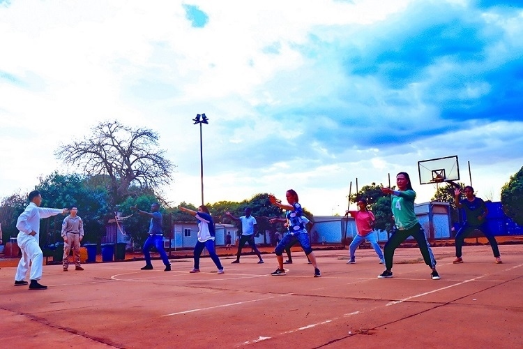 示范標(biāo)準(zhǔn)動作。鄧原淘攝