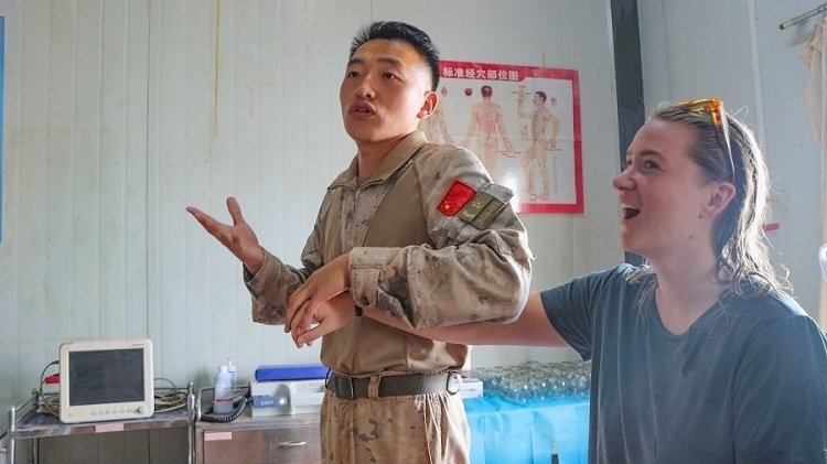 體驗(yàn)中醫(yī)針灸。羅詩穎攝