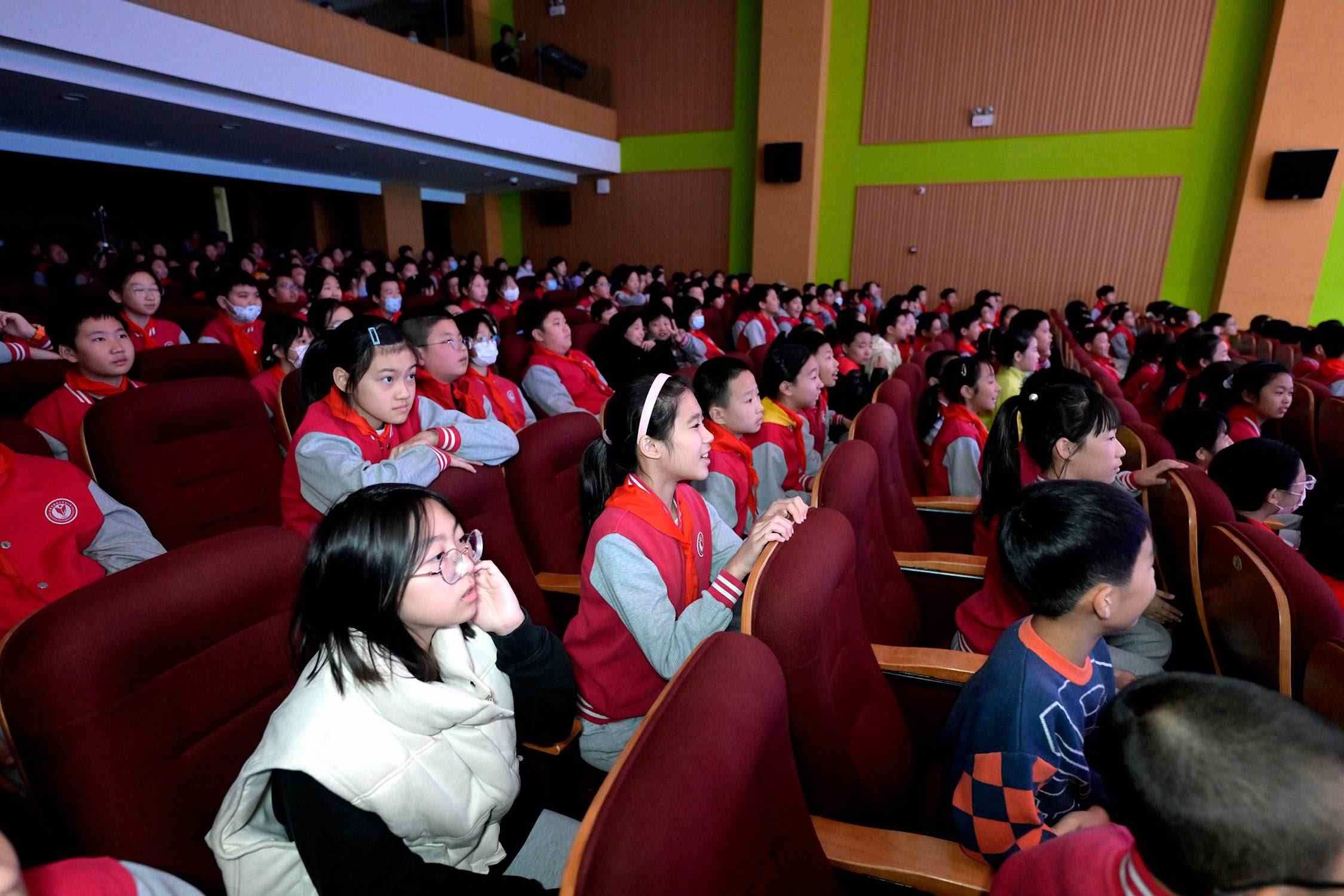 花校區(qū)學(xué)生現(xiàn)場(chǎng)歡呼照片。主辦方供圖