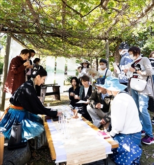 游客們?cè)谡憬w驗(yàn)區(qū)品茶。