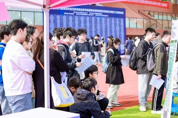 招聘會(huì)現(xiàn)場(chǎng)。校方供圖