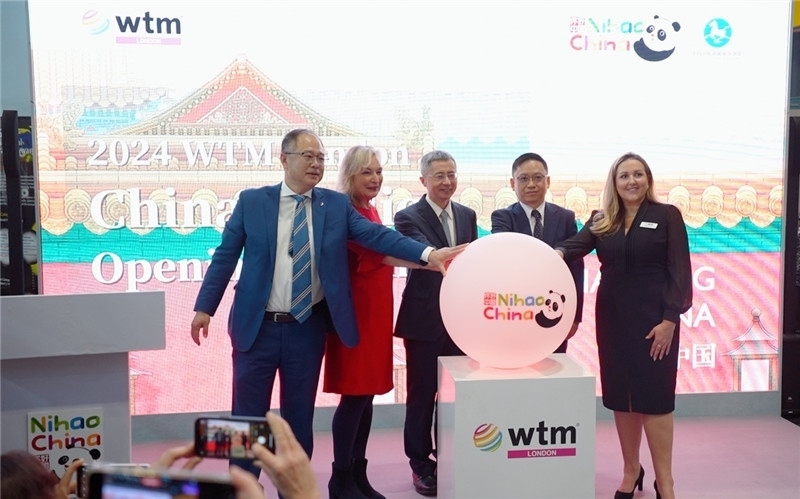 中外嘉賓為中國館開幕點亮水晶球。吳若鳴攝