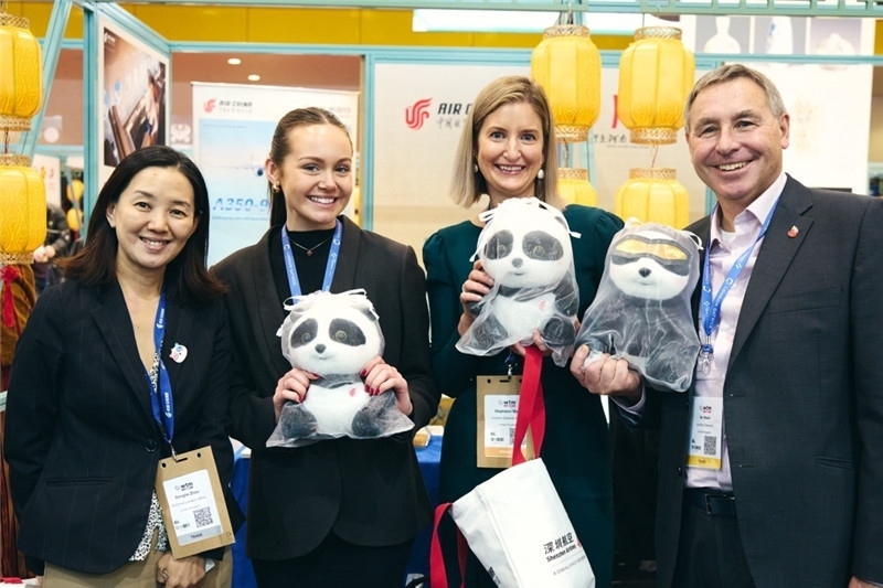 “中國館”展區(qū)現(xiàn)場洽談。 楊浩鵬攝