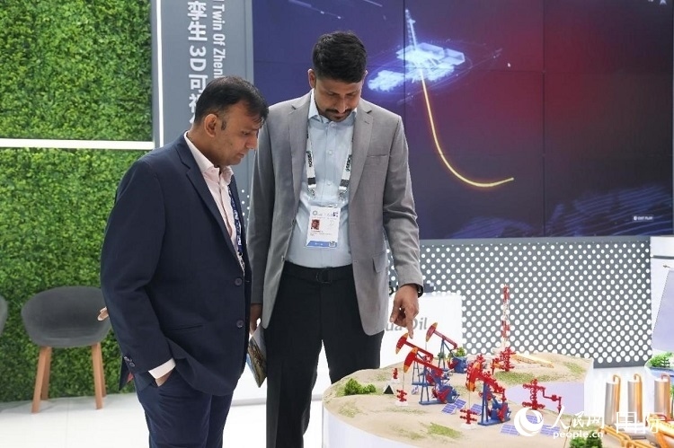 觀眾在了解中企產(chǎn)品。人民網(wǎng)記者任皓宇攝 