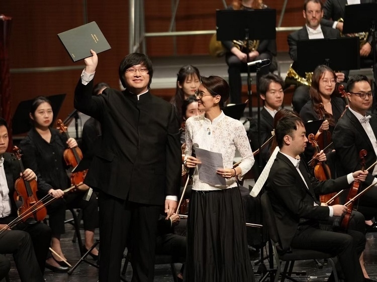 小澤征良向俞潞贈送小澤征爾使用過的《第五交響曲》樂譜。演出方供圖