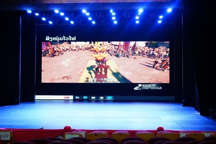 “露天電影院——中老優(yōu)秀電影巡映”首映式上放映老撾語配譯的中國動(dòng)畫電影《雄獅少年》。主辦方供圖