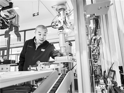 郭海青在檢查車(chē)床加工設(shè)備。 受訪者供圖