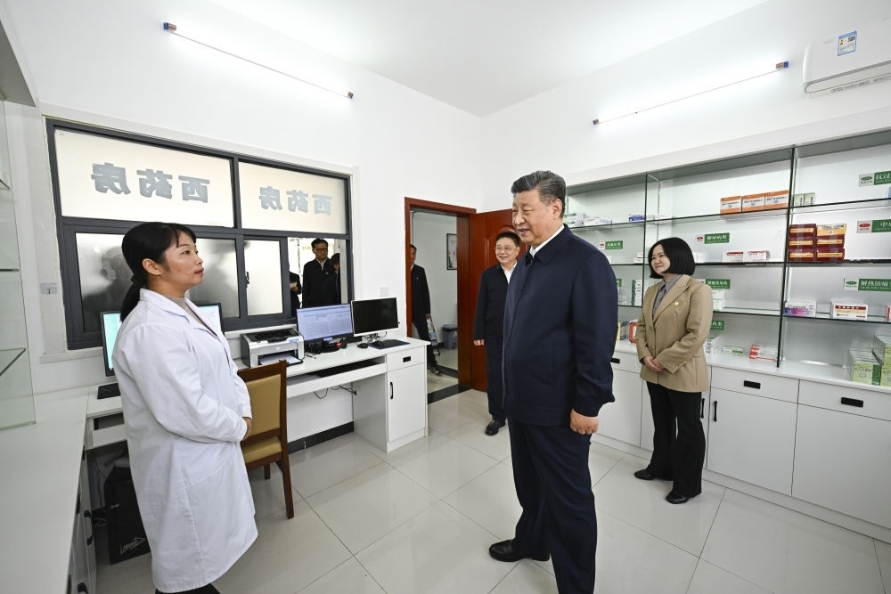 2024年11月5日，習(xí)近平在湖北省咸寧市嘉魚(yú)縣潘家灣鎮(zhèn)四邑村衛(wèi)生室考察。習(xí)近平指出：“要進(jìn)一步加強(qiáng)黨建引領(lǐng)，抓住‘一老一小’這個(gè)重點(diǎn)，更加精準(zhǔn)有效地為群眾排憂解難?！? width=