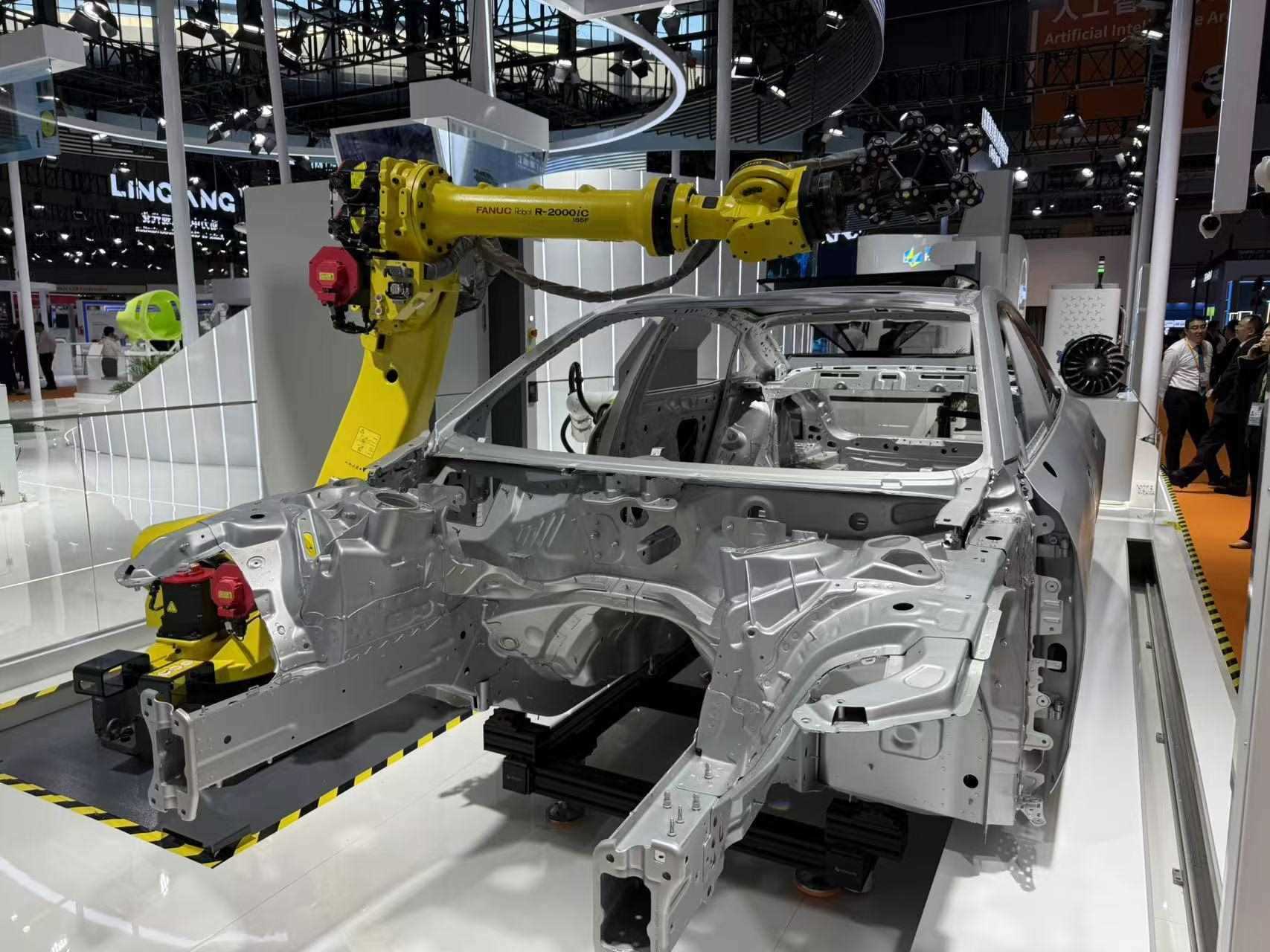 在汽車制造展區(qū)，高精度智能檢測(cè)裝備正在模擬檢測(cè)汽車車身。人民網(wǎng)記者 王仁宏攝