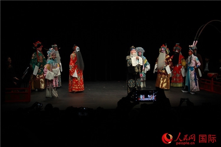 演員向觀眾謝幕。人民網(wǎng)記者 尚凱元攝