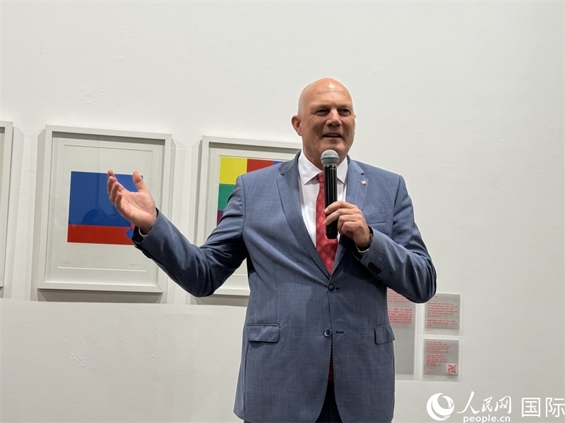 11月8日，瑞士駐華大使白瑞誼在“瑞士經(jīng)典設(shè)計(jì)展”開幕式上發(fā)表致辭。（人民網(wǎng) 謝瑩攝）