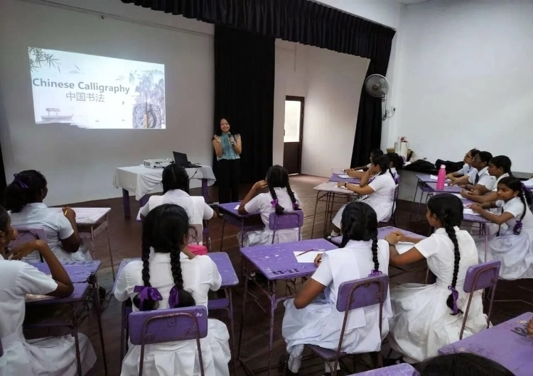 斯里蘭卡學(xué)生在系列活動中學(xué)習(xí)中國書法。圖片由主辦方提供