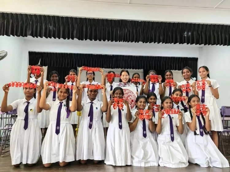 斯里蘭卡學(xué)生展示剪紙作品。圖片由主辦方提供