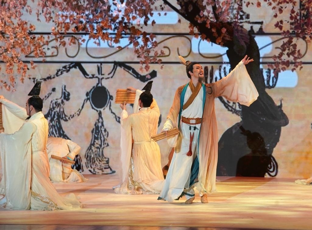 11月6日，演職人員在表演民族舞劇《孔子》片段。新華社記者 張晨霖 攝