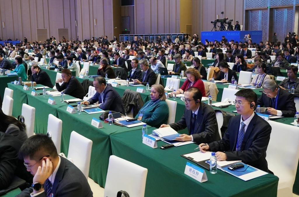 11月7日，中外嘉賓在首屆世界古典學(xué)大會(huì)開幕式現(xiàn)場(chǎng)聽會(huì)。新華社記者 張晨霖 攝