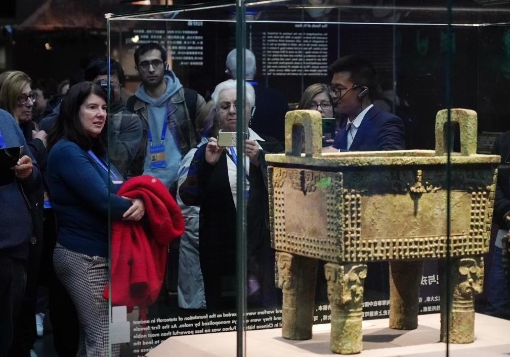 11月6日，中外嘉賓來到中國考古博物館參觀“考古與中華文明溯源展”。該展是本屆世界古典學(xué)大會(huì)推出的配套活動(dòng)之一。新華社記者 張晨霖 攝