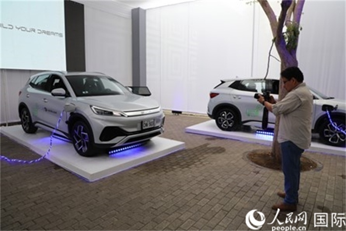圖為秘魯媒體記者正在拍攝現(xiàn)場展出的比亞迪電動汽車。 人民網(wǎng)記者姜波攝