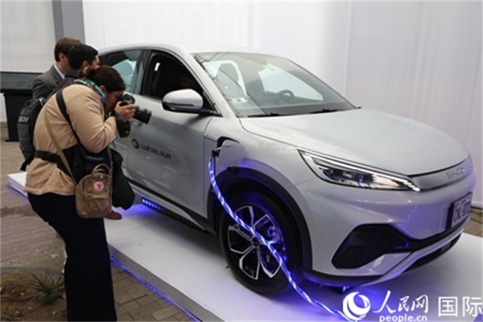 圖為秘魯媒體記者正在拍攝現(xiàn)場展出的比亞迪電動汽車。 人民網(wǎng)記者姜波攝