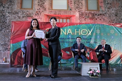 李雅芳向加比拉爾·塞迪略授予“拉美分社榮譽員工”稱號。主辦方供圖