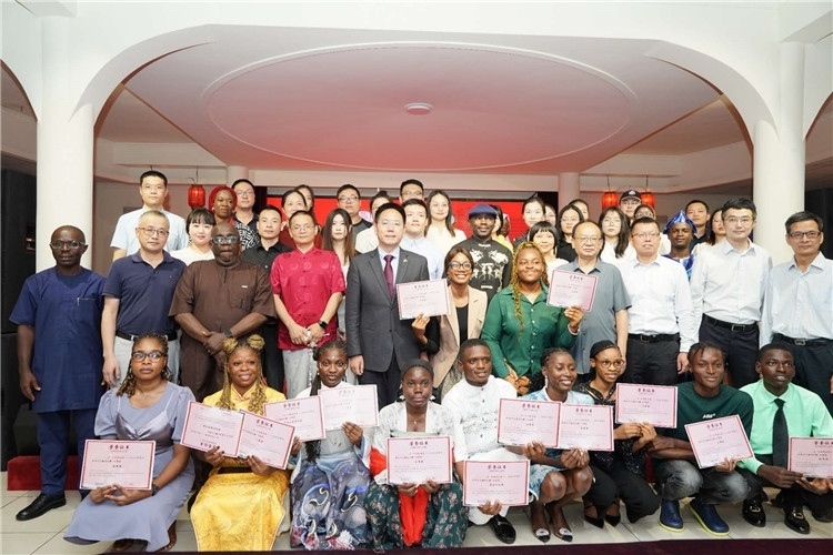 參賽選手與嘉賓合影留念。尼日利亞中國(guó)文化中心供圖