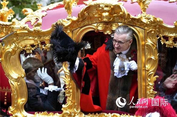 新任金融城市長阿拉斯泰爾·金向人群致意。吳若鳴攝