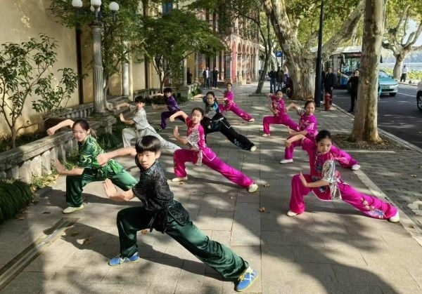 杭州市陳經(jīng)綸體校武術(shù)隊學生們展示中華武術(shù)。 人民網(wǎng)記者 楊磊攝