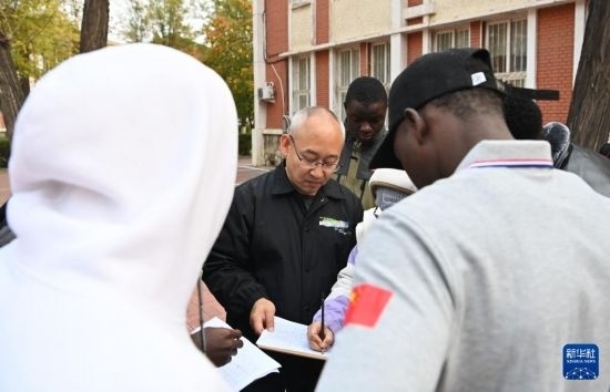 在天津鐵道職業(yè)技術(shù)學(xué)院，老師指導(dǎo)幾內(nèi)亞學(xué)員使用測距儀器（11月11日攝）。新華社記者 李然 攝