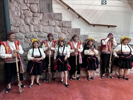 身著傳統(tǒng)服飾的秘魯藝人。本報記者 張朋輝 攝