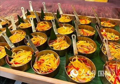 馬來西亞美食節(jié)現(xiàn)場準(zhǔn)備的美食。人民網(wǎng) 王婧攝