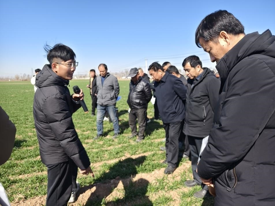 科技小院的“學(xué)生專家”（左一）。受訪者供圖