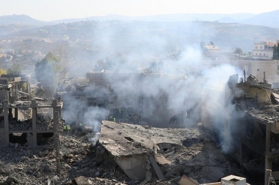 這是10月16日在黎巴嫩南部城鎮(zhèn)加納拍攝的遭摧毀的建筑。新華社發(fā)（阿里·哈希紹攝）