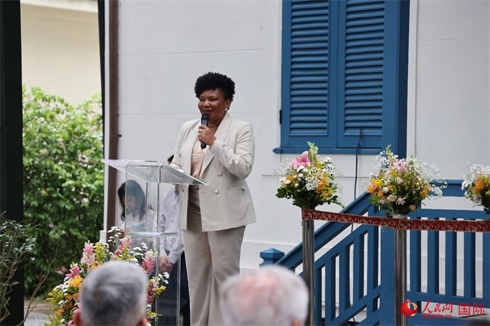 巴西文化部部長梅內(nèi)塞斯在開園儀式上發(fā)表致辭。人民網(wǎng)記者 張志文攝