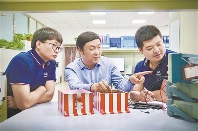 中北大學(xué)極端環(huán)境特種傳感與測試創(chuàng)新研究團隊成員正在圍繞近期發(fā)射任務(wù)進行產(chǎn)品研發(fā)。受訪單位供圖
