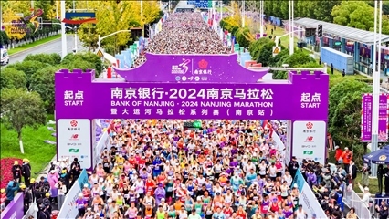 比賽選手沖出起點(diǎn)。賽事組委會(huì)供圖