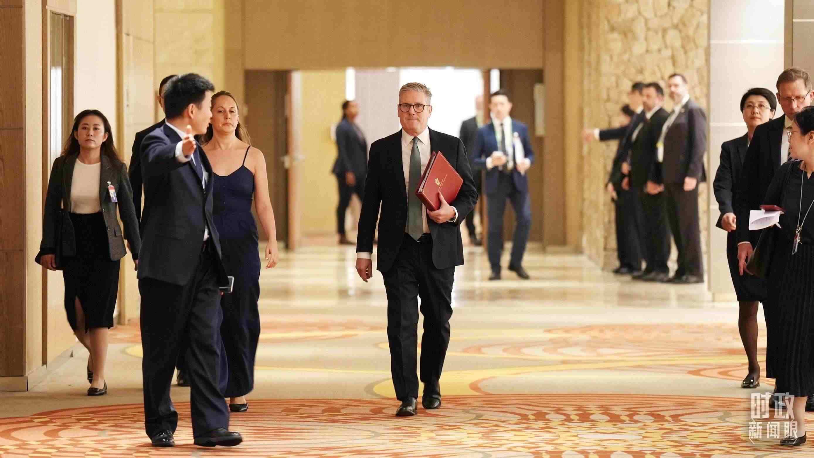 △英國(guó)首相斯塔默抵達(dá)會(huì)見(jiàn)現(xiàn)場(chǎng)。（總臺(tái)記者李晉拍攝）