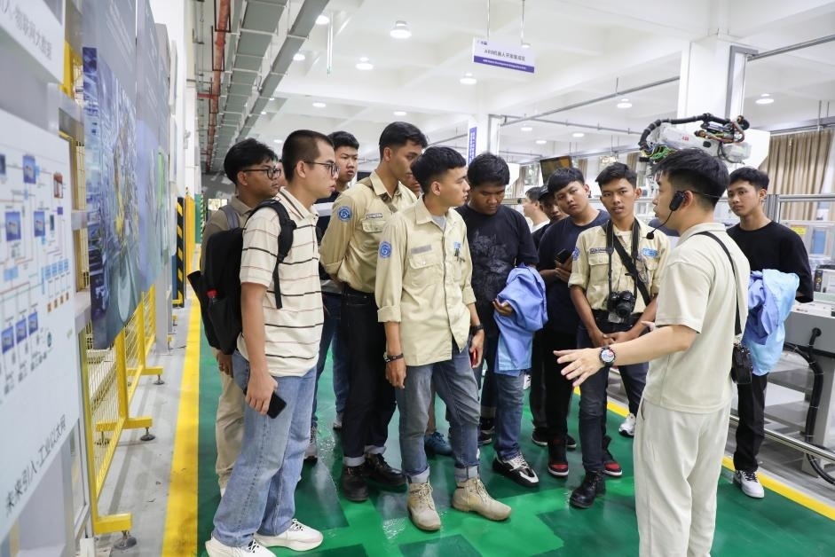 來華留學(xué)生在工程實(shí)踐中心上課。教育部職業(yè)教育與成人教育司供圖